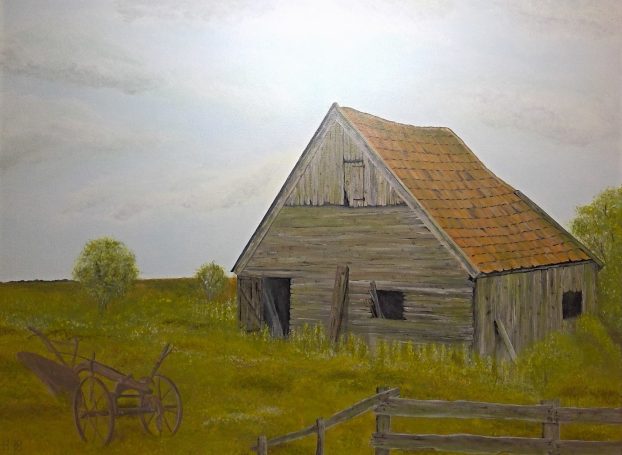 Oude schuur met een rood pannendak en een houten kar in een groene veldomgeving.