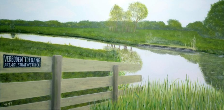 Groen landschap met een rivier en een houten hekken in de voorgrond.
