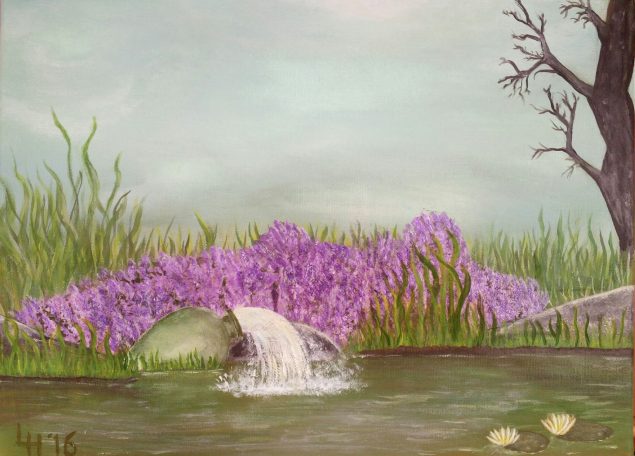 Rustige vijver met paarse bloemen en een stromende bron onder een boom.