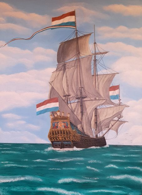 Een historisch schip met Nederlandse vlaggen vaart op zee onder een blauwe lucht.