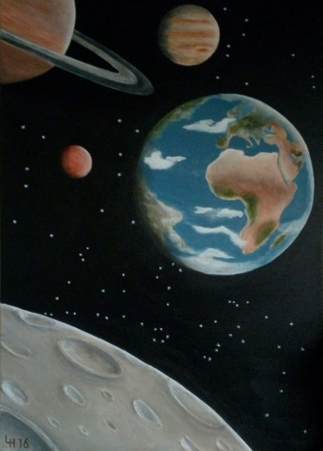A kunstwerk met planeten, waaronder de aarde, in een sterrenachtige ruimte.