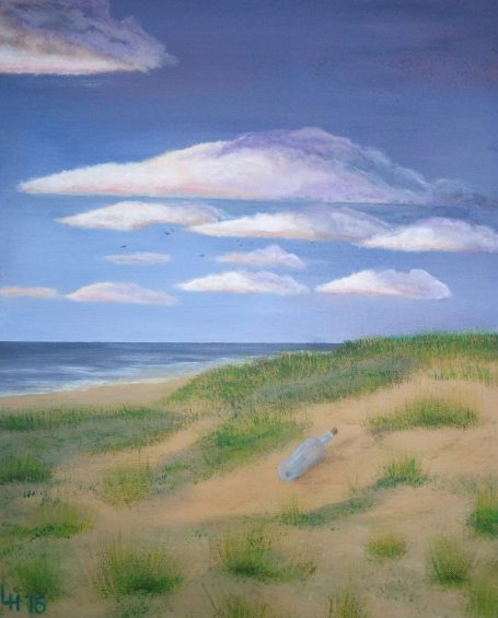 Zandduinen met gras en een blauwe lucht vol wolken boven de zee.