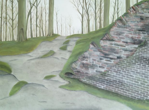 Een stille, groene bosweg met een muur van bakstenen aan de rechterzijde.