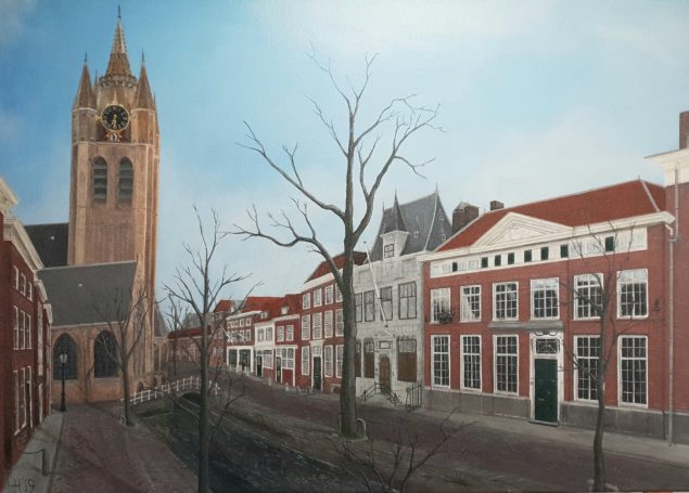 Historisch straatbeeld met gebouwen en een toren in een rustige Nederlandse stad.
