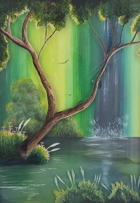 Een vredig bos met groene tinten, een waterval en een reflectie in het water.