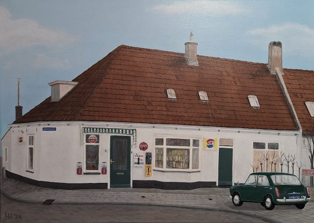 Witte hoekwoning met een bruin pannendak en een groene deur, naast een oude auto.