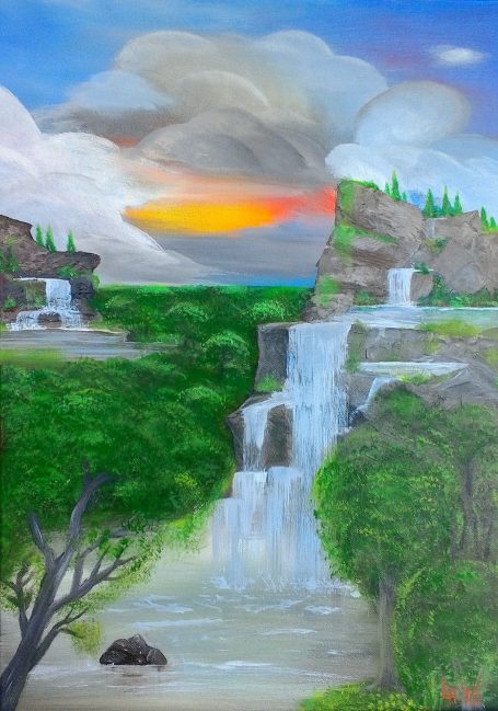 Waterval valt in een groene vallei onder een kleurrijke lucht bij zonsondergang.