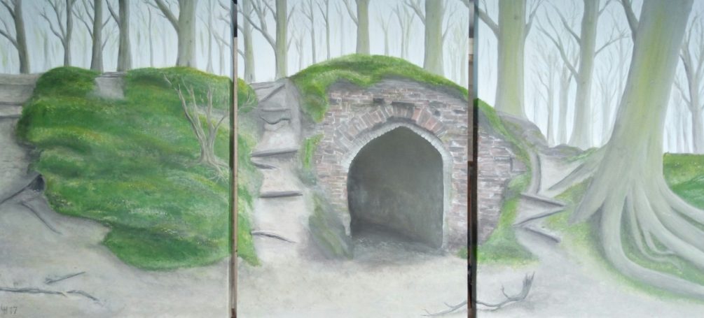 Een schilderij van een grot omgeven door groene begroeiing en bomen.