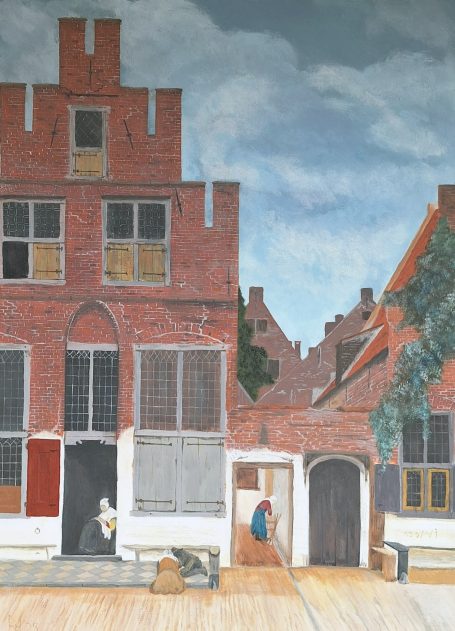 Strakke gevels van een bakstenen gebouw met open ramen en een paar personen op straat.