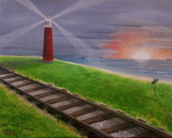 Rood wit gestreepte vuurtoren bij de zee met spoorrails en een ondergangslicht.