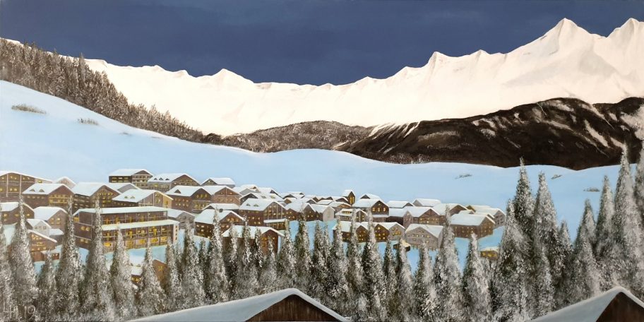 Sneeuwbedekte bergen met een dorp beneden, omgeven door bomen en een donkere lucht.